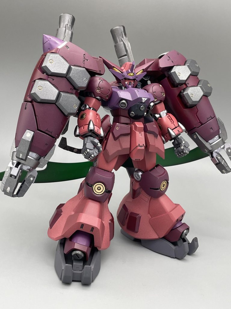 正面より鬼といえば金銀財宝や悪趣味な装飾…という昔話テンプレのイメージでそこかしこギラギラをさせてます。