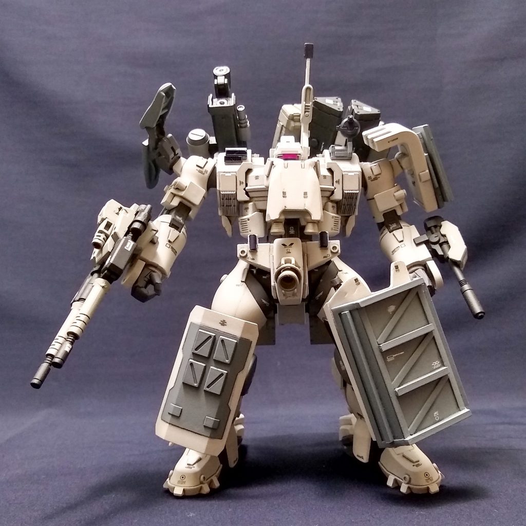 既存の生産ラインから、まずは作って付けてみました的な荒削りなパーツばかりなので非常にバランスが悪く、耐久試験の後に廃棄予定、そんな機体があっても面白いかなと思いました。