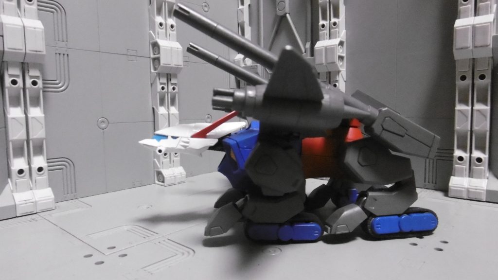 横。あくまで「たんく」であり、無限軌道モードで固定。ウイング付きスラスターのノズル部を銃口に変え、ボップミサイルっぽくしてみました。でもミサイルだと小さすぎて蚊に刺されたくらいしか威力なさそうで、普通にバルカンを撃って来そうです。キャノンはそのまま移植しているだけなので、実弾どころか普通にビームを撃って来ます。