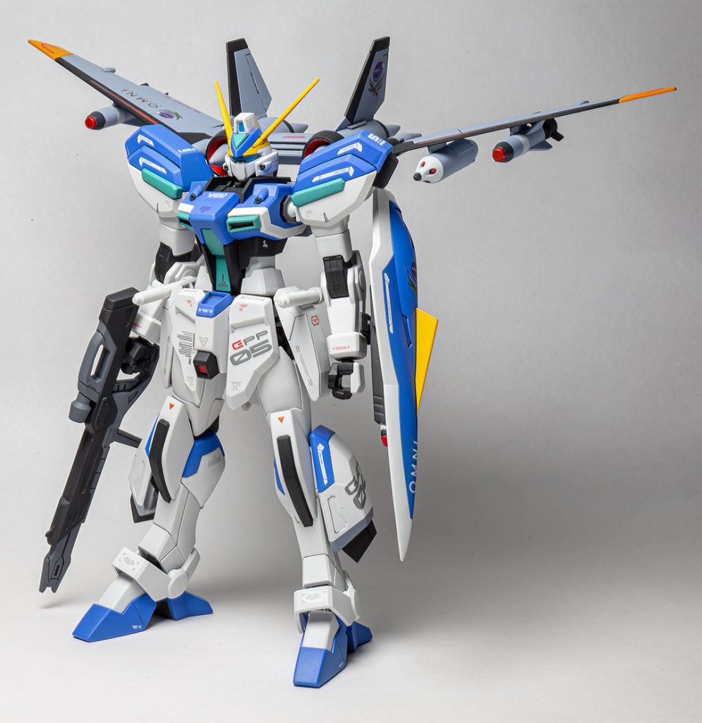 デカール芸でのっぺり感をなくして、密度感を上げるようにしています。また、色は全体的に明るめにし、関節は暗めにしてメリハリ感を出しています。シャープでカッコ良いですよね。