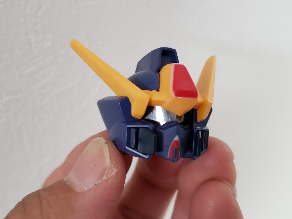 アゴを削り、アンテナの赤いパーツを一体化させ、クリアプラ板をカメラ部に仕込みバイザーを再現。