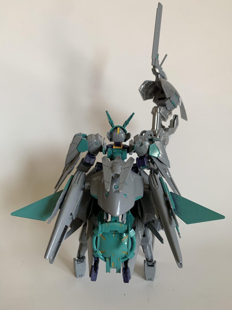 ○解説WARESが鹵獲した普遍の幻装兵フレッシルの一機。旧人類側戦力として改造されている途中で遺棄されていたものをソキウスが回収し、マーチヘアの人格AIを移植して完成させた。基本性能は通常のフレッシルと同等であり、魔導障壁発生器も搭載されている。この機体はテトラ・ビットが運用出来るように改修されており、メイン武装として3基が搭載されている。それ以外には頭部の20mm機関砲しか武装が用意されていない。また、LEVの噴射システムを装備しており、跳躍、短時間の水平飛行、ホバー推進が可能である。