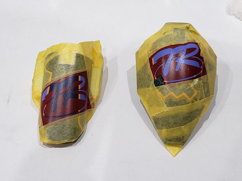 “TR”マーキングをカッティングシートマスキングで入れ中。