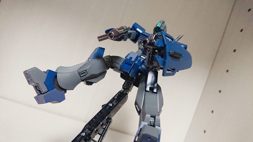 GM/GMとそのウェポンキットにあったビームスプレーガン二丁構え。ライフルもいいけどジムだからスプレーガン。良いよね。