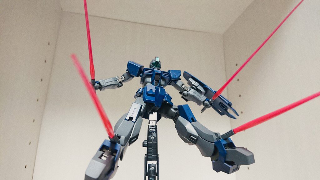 脚はカットシーのパーツを使っているので、隠し腕的な感じでビームサーベルを出すことができます。サーベルは四本あるんだよオラァ!!!って。HGCEイージス待ってます。