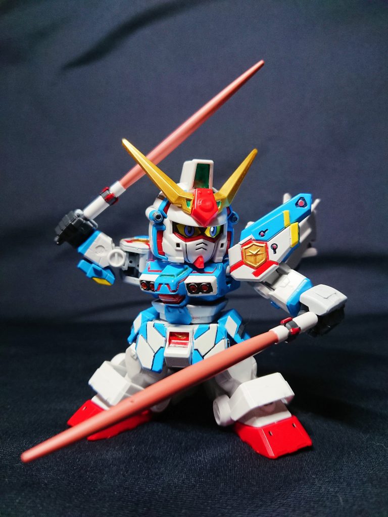 最初はLGBB仕様で制作の予定でしたが、素体に似合うキットが無かったためSDフレームで制作してみました。モチーフはGP01ですが、クロスシルエットのガンダムに素体になってもらいました。