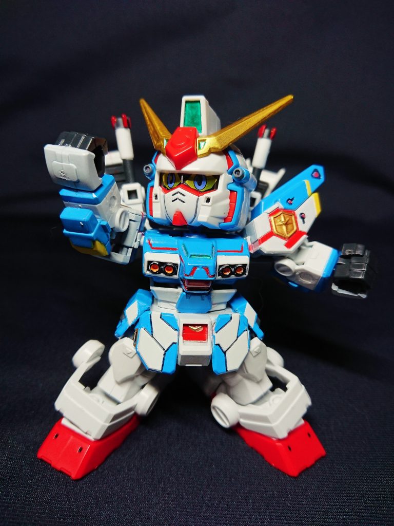 ハイパーキャプテンパンチという必殺技があります。あと頭からV字のエネルギーを出すVアタック。これだけ武器あるのに！？