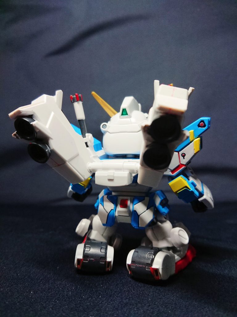 バックパックのオプションFとオプションVは取り外し可能。言われなければ素体がガンダムだと気づかないかも。(たぶん)無改造ではスラスターの重心で後ろに倒れやすかったのですが、足のタイヤをカットし接続しているため、重心が後ろだろうが仰け反りすらやってのけます。