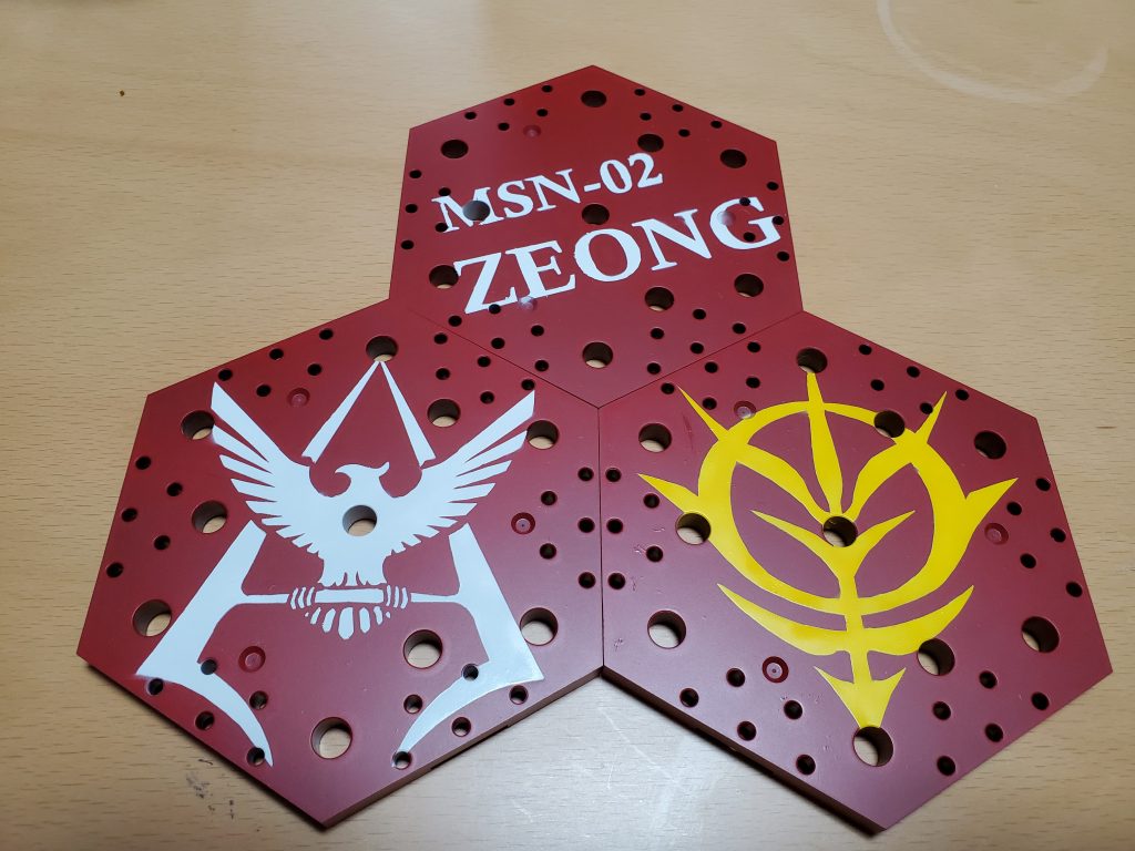 付属の台座はグレー一色なので、こちらもシャアをモチーフに塗装しました。マスキング塗装は大成功したので個人的には大満足です。