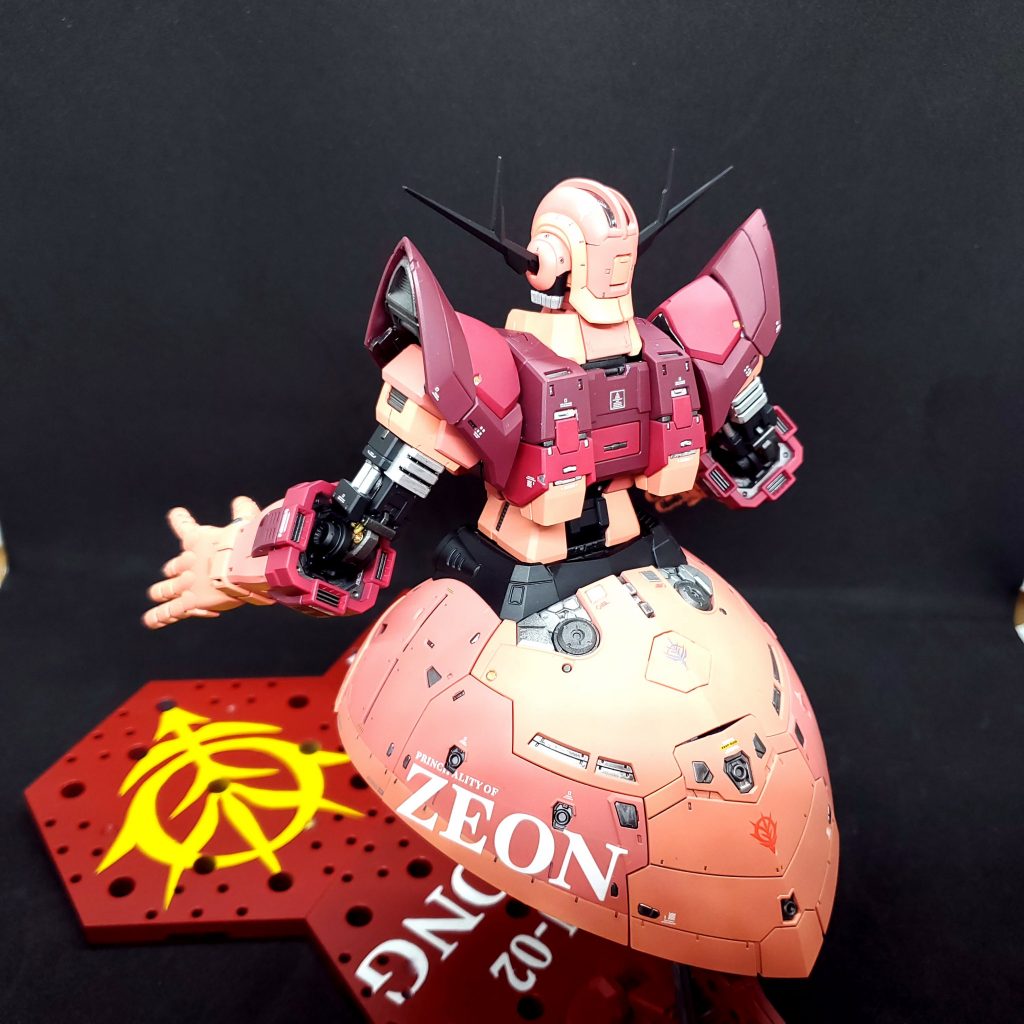 外部装甲取り付け後 リアデカールはガンダムデカールのシャア専用ザク・ゲルググを中心に色々と使用しました。元がシャア専用のデカールなので、しっかり馴染んでくれました。