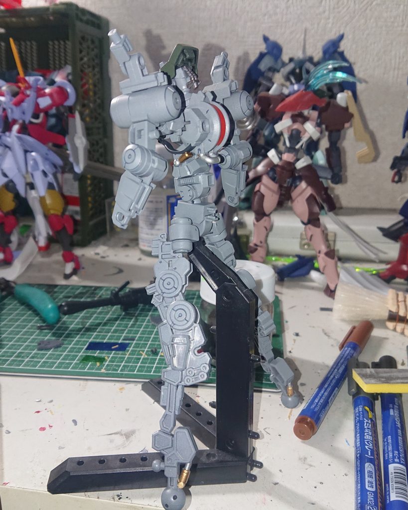 フレームはニュートラルグレーをメインに、シリンダー部分を塗り分けてます。