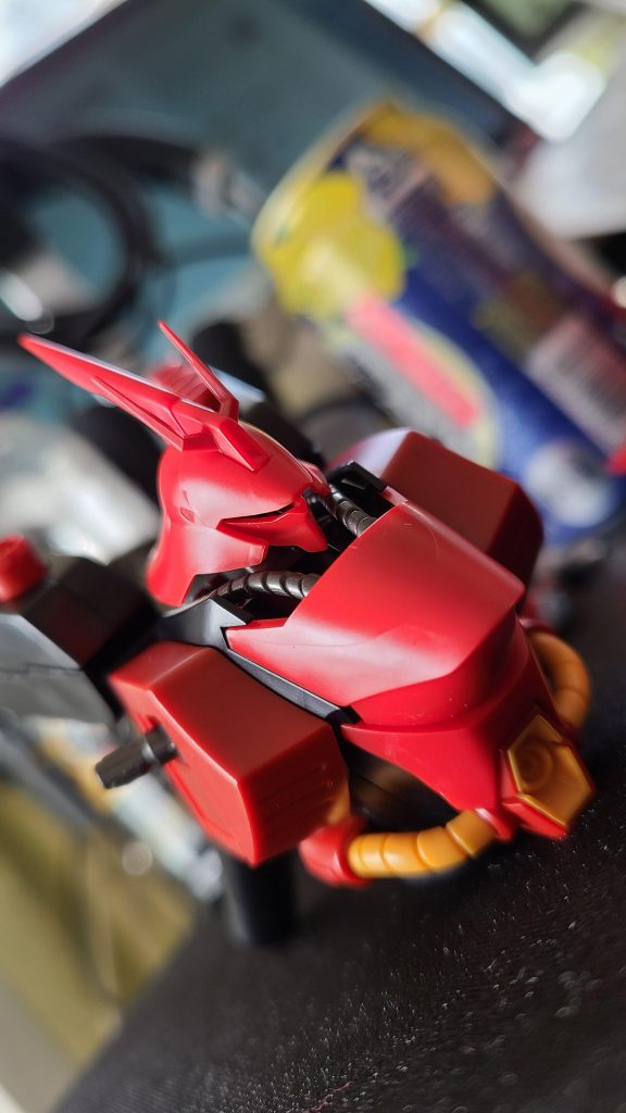 曲線美。胸部装甲のラインがたまらないです