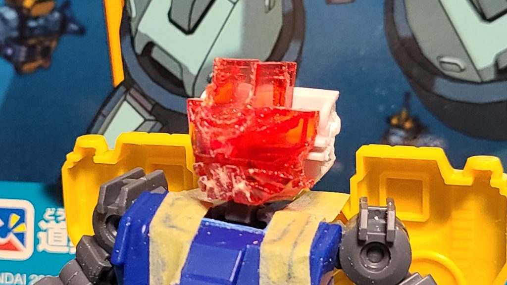 ▲ガンダイバーの顔の中は悟空インパルスの顔をニッパーなどで顔がガンダイバーの中に入るように切り刻んでいます。ちなみに首のジョイントはプラ板で延長しています。