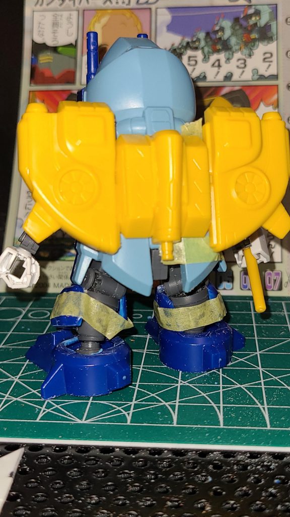 ▲裏側は後ろスカートはネオジム磁石で装着。バックパックはランナーを切り取ってフレームに直接接続しています。足首裏はプラ板でフタしてスクリューディテールを追加しております。