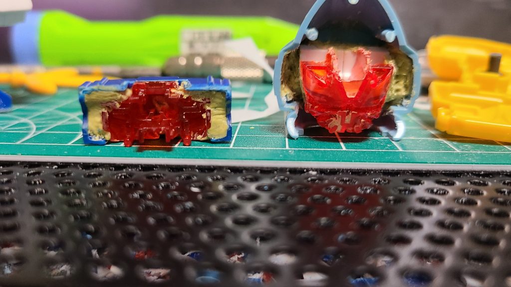 ▲そのままでは当然安定しないので、パテで固定しています。胴体も同様の方法でやっています。