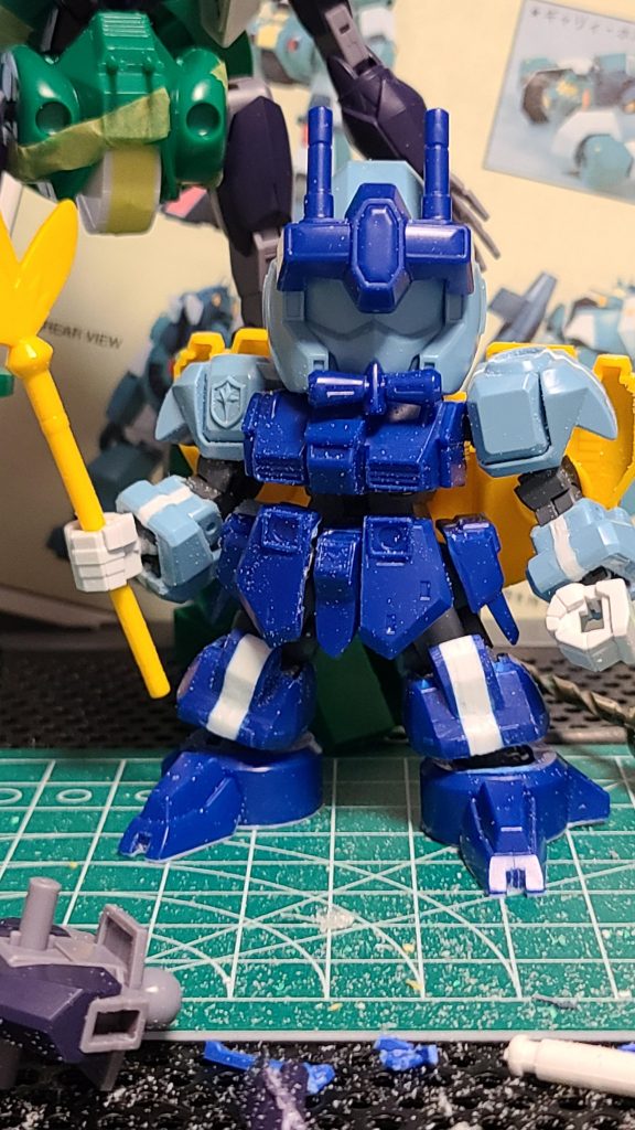 ▲腕、肩、足の外装は縦に切断してフレームの大きさに合わせてプラ板で延長。フレームはヤスリをかけて外装が擦れないように調節。悟空インパルスの足のフレーム内にはネオジム磁石が入っているので、足の外装は磁石接続で装着可能です。前スカートはロールスイングジョイントで可動化。横はプラサポとランナーでSDWの太ももの受け側に接続できるようになっています。