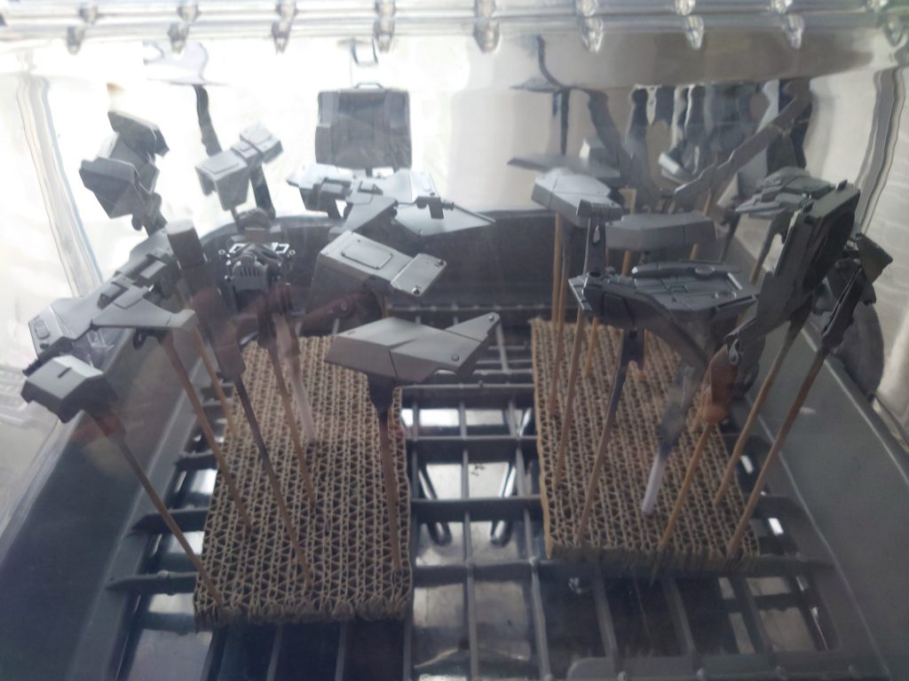 サフ吹きを黒で下地塗装をシルバーでしてシリコンバリアーを吹きました