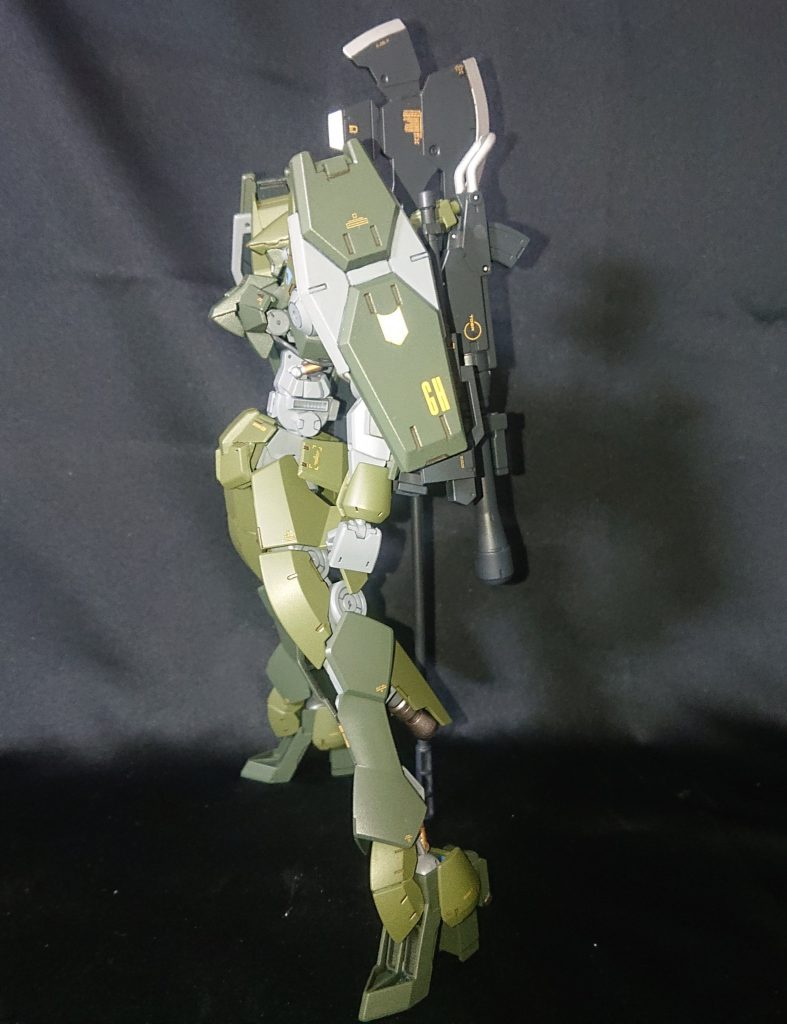 左右から。ギャラルホルン所属ではあるが、セブンスターズ直属の特殊機体てな意味も込めてシールドのデカールを分けてみました。