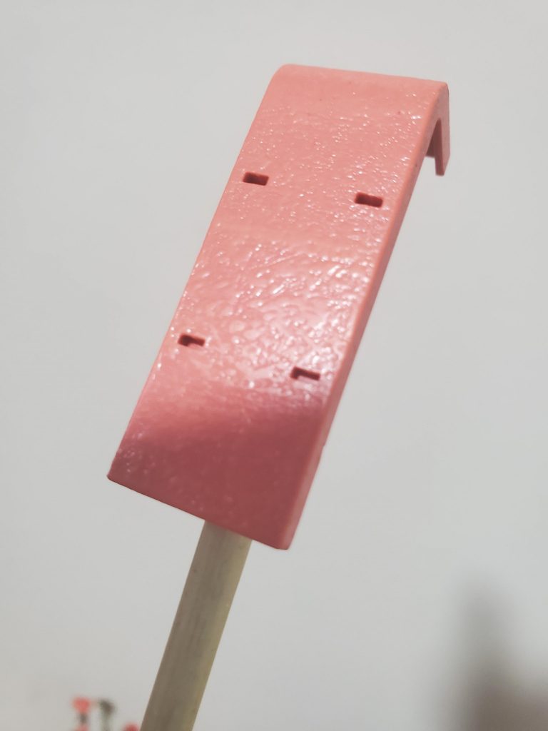 表面をタミヤセメントで溶かしてヤスリがけしました。よく使われている流し込みタイプではうまくできなかったので、白キャップのやつで溶かしました。