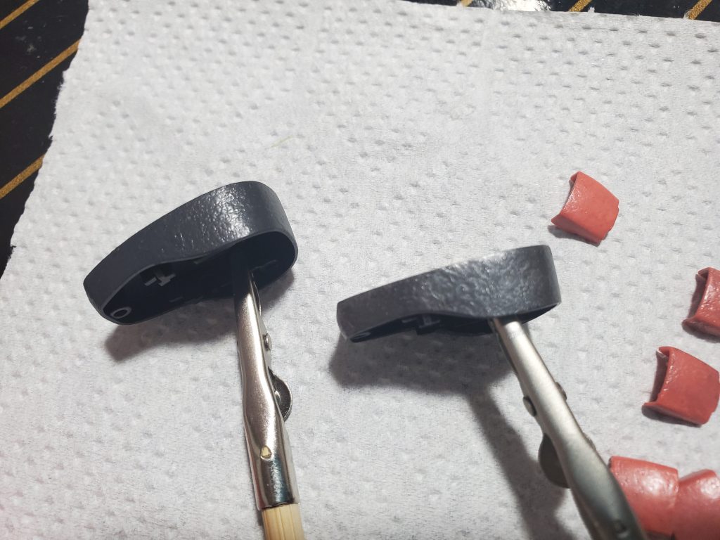 金属感出すため、半光沢トップコート後にガンメタ+シルバーをシャバシャバに希釈してウォッシングしました。右がウォッシング後です。