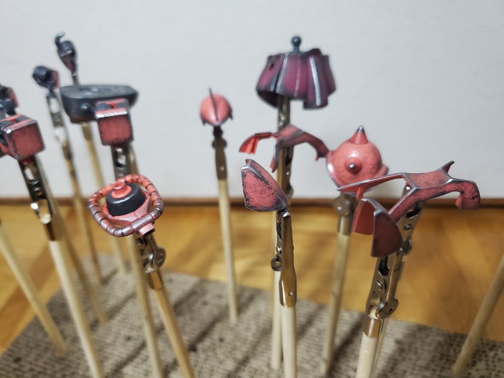 全体ウォッシング後、ガンメタで少しやりすぎなくらいスポンジチッピングしてより南部鉄器感を演出しました。あとはシルバーでドライブラシ。