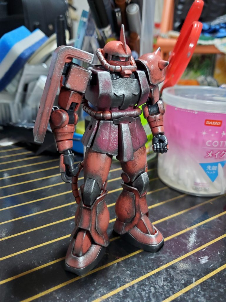 部屋が汚くてすみませんw塗装が剥げて素材の南部鉄器が見えてるイメージ。デカールは一切なし、半光沢トップコートです。