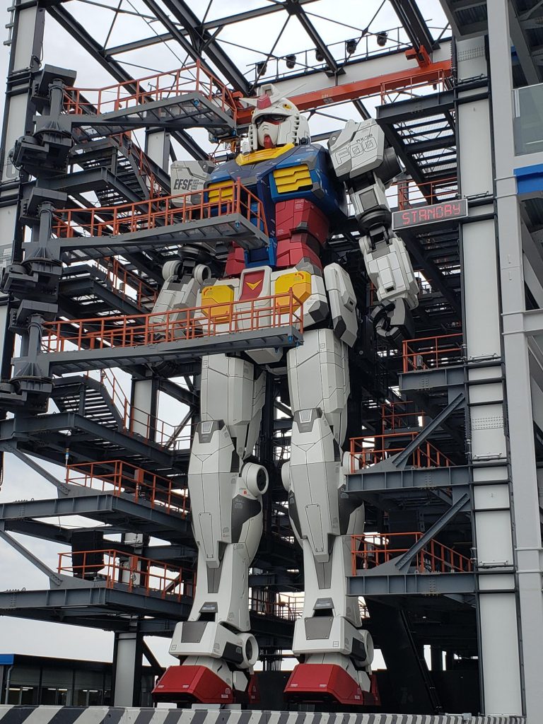 せっかくなのでガンダムファクトリー横浜に足を運んだ時の写真を1枚見比べるとボディの青色も2色あるなど完全再現とはいきませんが一般的なMGくらいのお値段ですので思い出に買ってみてはいかがでしょう