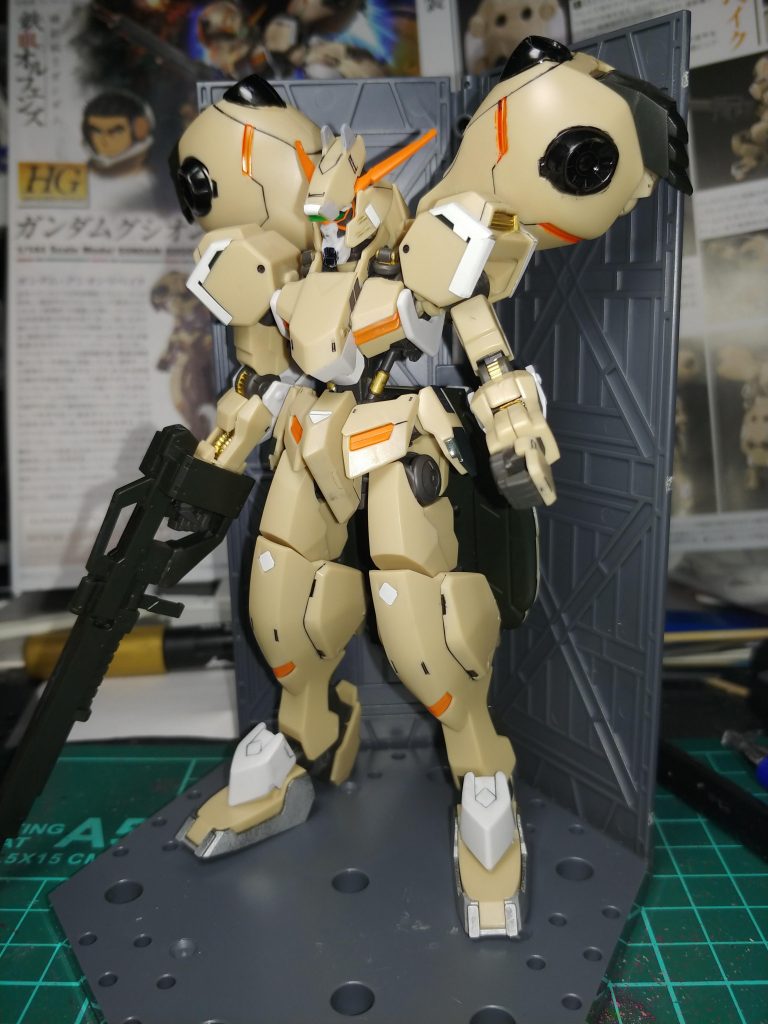 部分塗装とスミ入れ、息子から貰ったデカール貼りくらいしかできませんが、自分なりに頑張りました♪