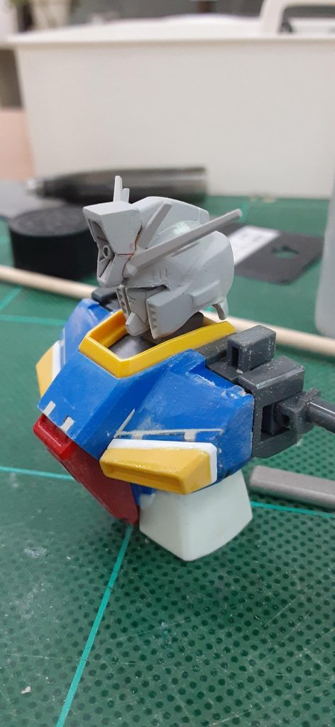 頭部改修後。胸部はインテークと胸の間にプラ板を入れて前にせり出すようにボリュームアップしました。