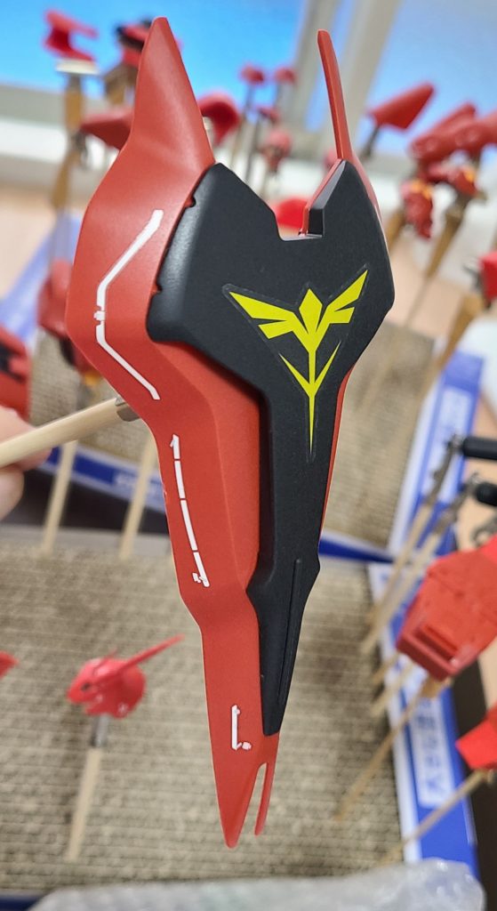 デカールはRGシャアザクのものを使いました。シールドにデカールがかっこよくハマってくれて助かりました。