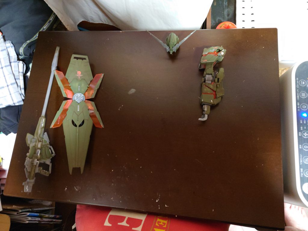 ロシアングリーンで本塗装し、塗装剥がしして、水転式デカールを、、、