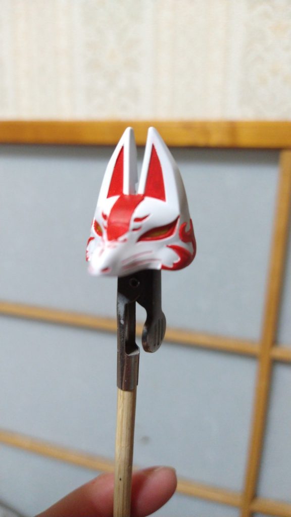 この狐面を見た瞬間、白と赤に塗る気ではいたんですが、左右どちらにも付けれる仕樣だったんで思い切って2体、別のカラーで作りました。