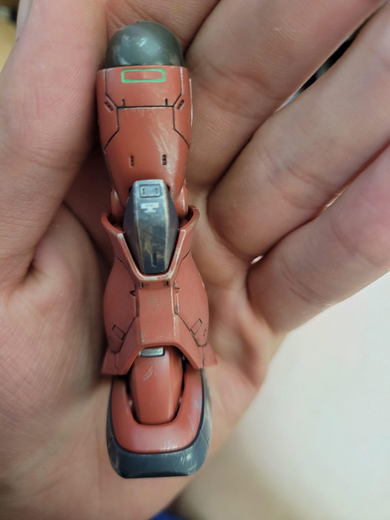 地味に気に入っているのが左脚の腿のグリーン部分です。個人的な好みでこんなことするのも申し訳ないなとは思いながらどこかに差し色としてさりげなく対色を入れて見たくて、試してみたら悪くないな、と思いました！