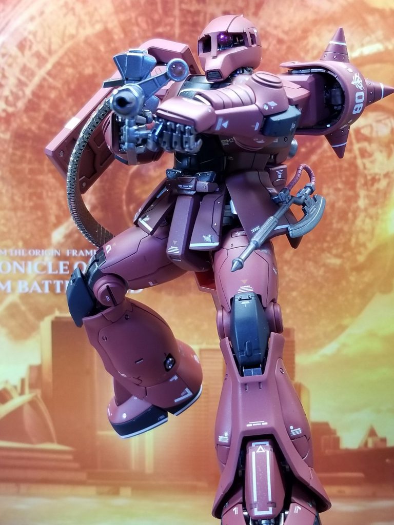 何とかポージングできました。因みにモノアイはデコパーツに変更しております。ライトを当てるといい感じに光ってくれます。