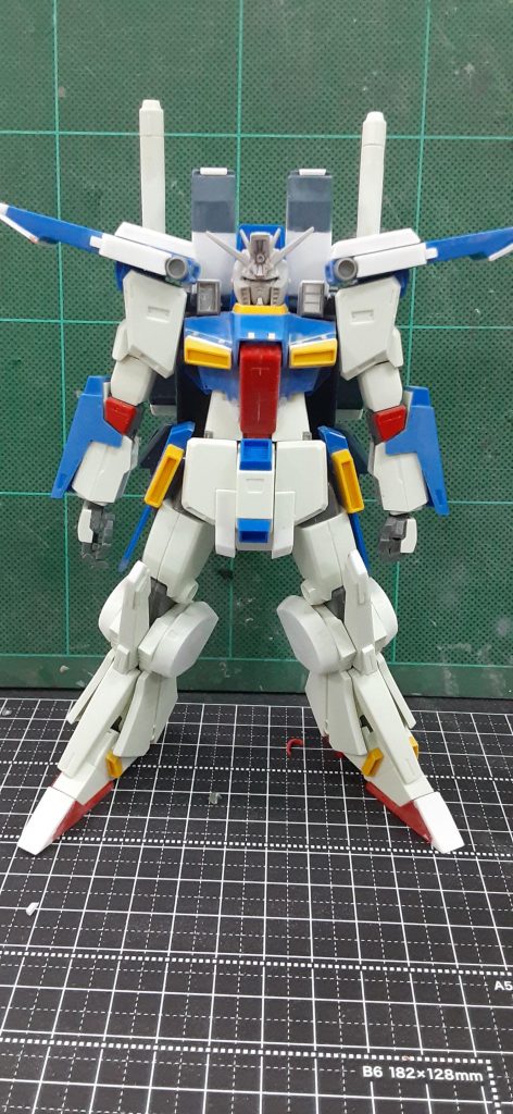 元キットはスマートなので、ボリュームアップしつつ、強化型にしていきます。脹ら脛のサイドを幅増し。ウエストは削り来んでシェイプしました。強化型の特徴の、延長爪先、膝の赤いパーツの延長、フロントアーマー突起の延長をプラ板工作していきます。