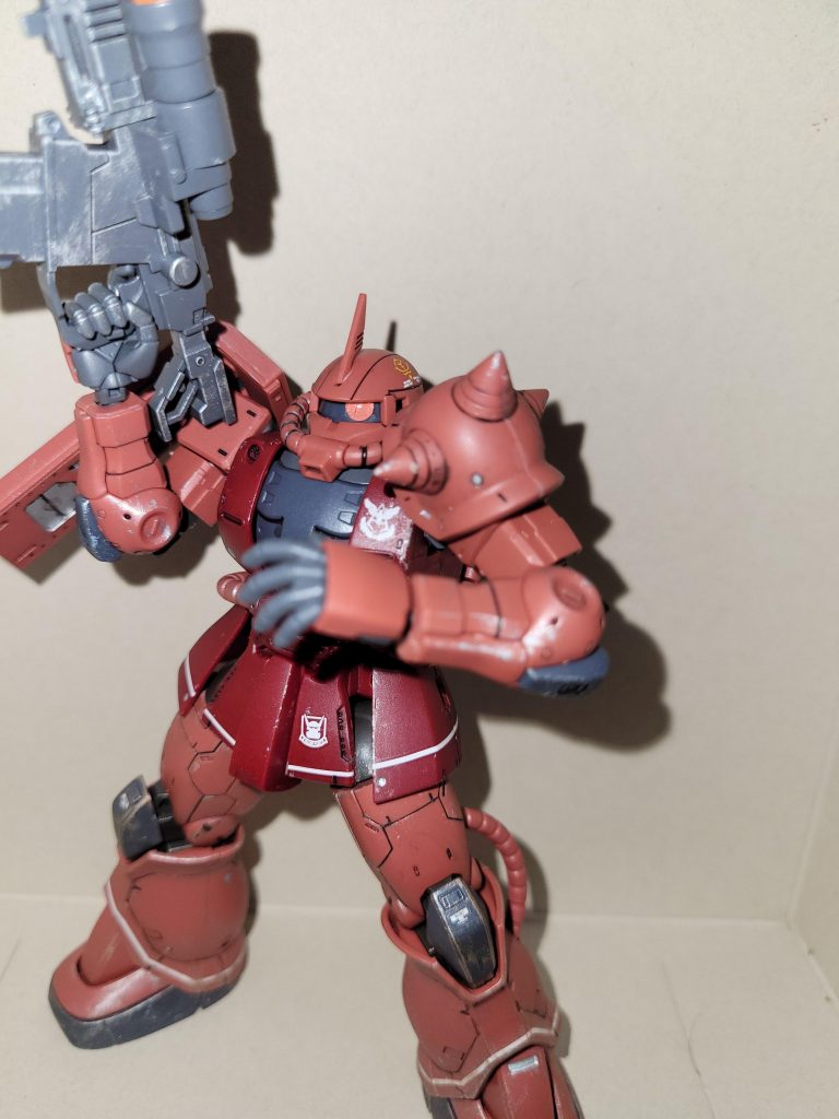 モノアイは付属のテトロンシールの上からウェーブさんのHアイズで大きさと立体感を出しました。試行錯誤中ですがここは上手くいってよかったなと思います。(足のパイプ塗ってない癖に顔周りのパイプ塗ってるところはご愛嬌で💦)