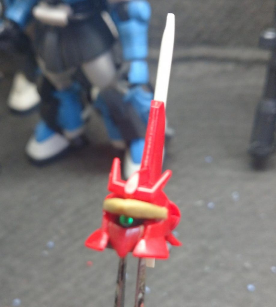 顔は､マスク部分をカット→接着→エポキシパテで修正ヒサシも貧弱だったので､エポキシパテでボリュームアップ