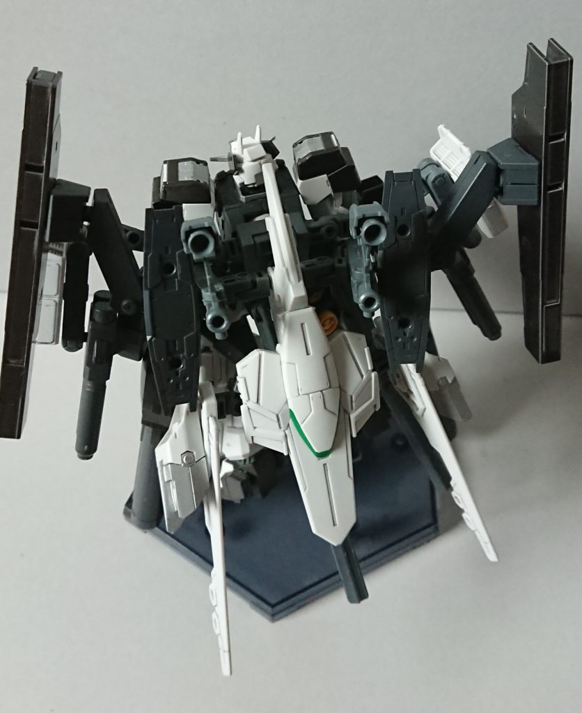 後ろ姿。バトルアームズ他、繋ぎで30MMのパーツも使用しています。