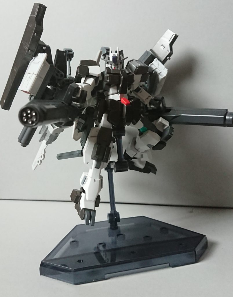 腰のガトリングはアーム接続でフレキシブルに動き安定して保持出来ます。