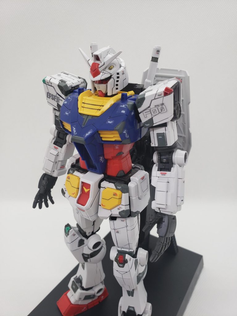 素組みの状態にグレーの箇所を部分塗装するだけで横浜の動くガンダムのかっこよさを充分に再現することができます。