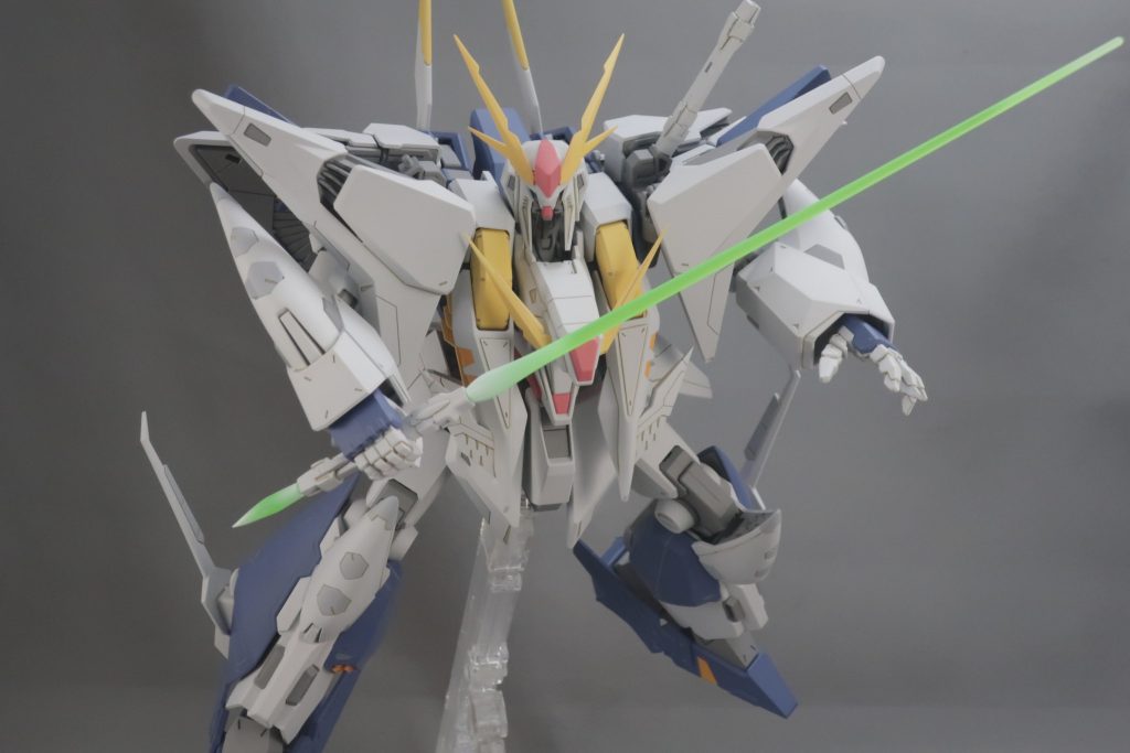 サーベルは柄の方のビームが長くて邪魔そうだったのでニューガンダムを意識して短めにしました。