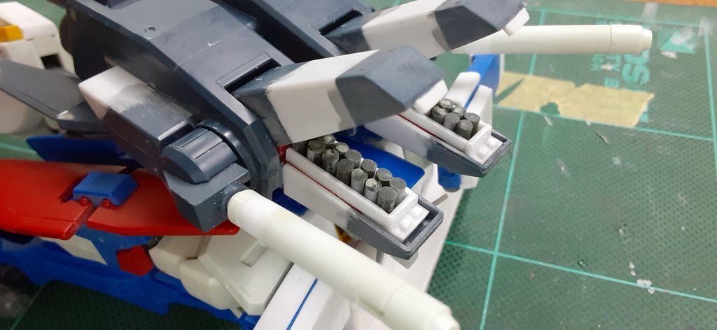 バックパックはビームサーベル延長。尾翼の延長。サーベル下ブロックの増大。ミサイルポット部分の延長工作。中のミサイルもプラ棒をチマチマを加工して２列にしました。