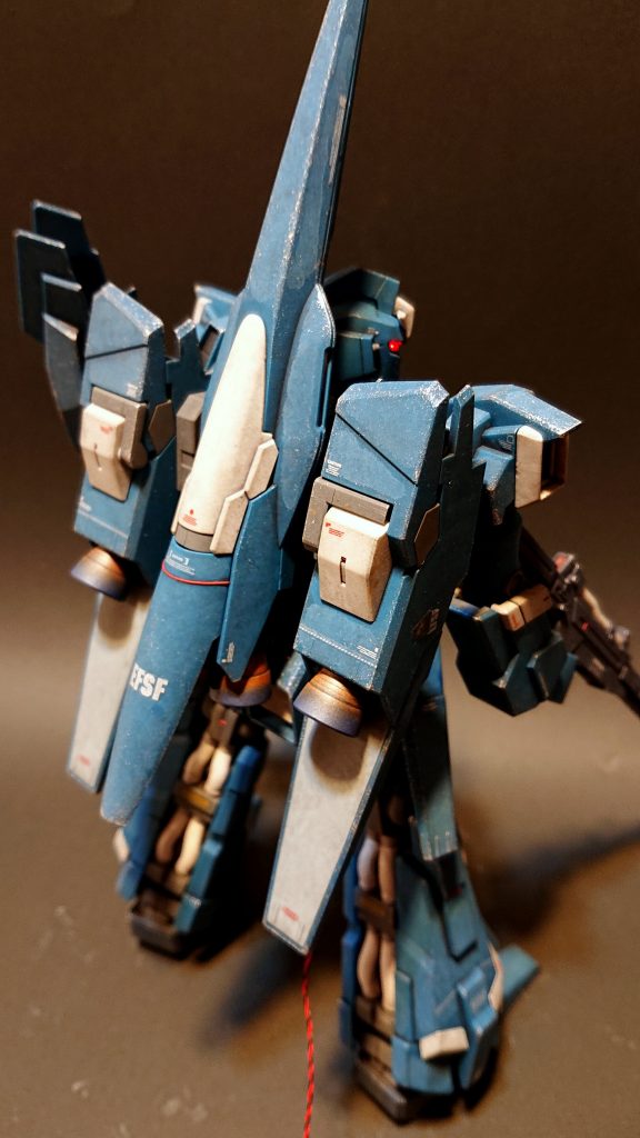 バーニアノズルはタミヤのウェザリングマスターDセットで金属焼けを表現しました。