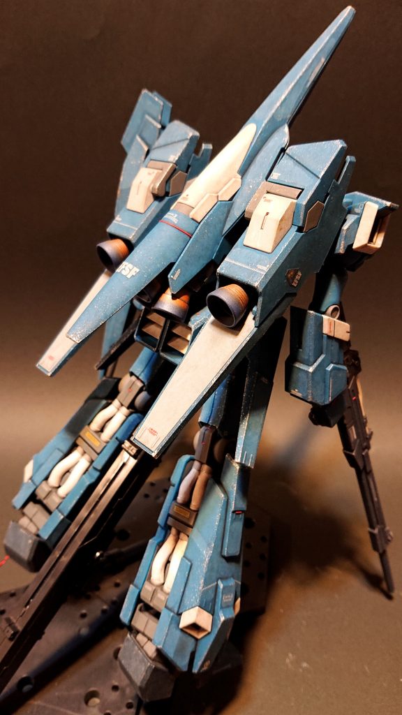 少量ですが初めてレッドポイントを付けてみました。赤く塗ったプラ棒ではなくアドラーズネストの超極細リード線(0.4mm)の赤をカットして接着しました。リード線で曲げられることを活用して背面中央のバインダーの局面に取り付けてみました。