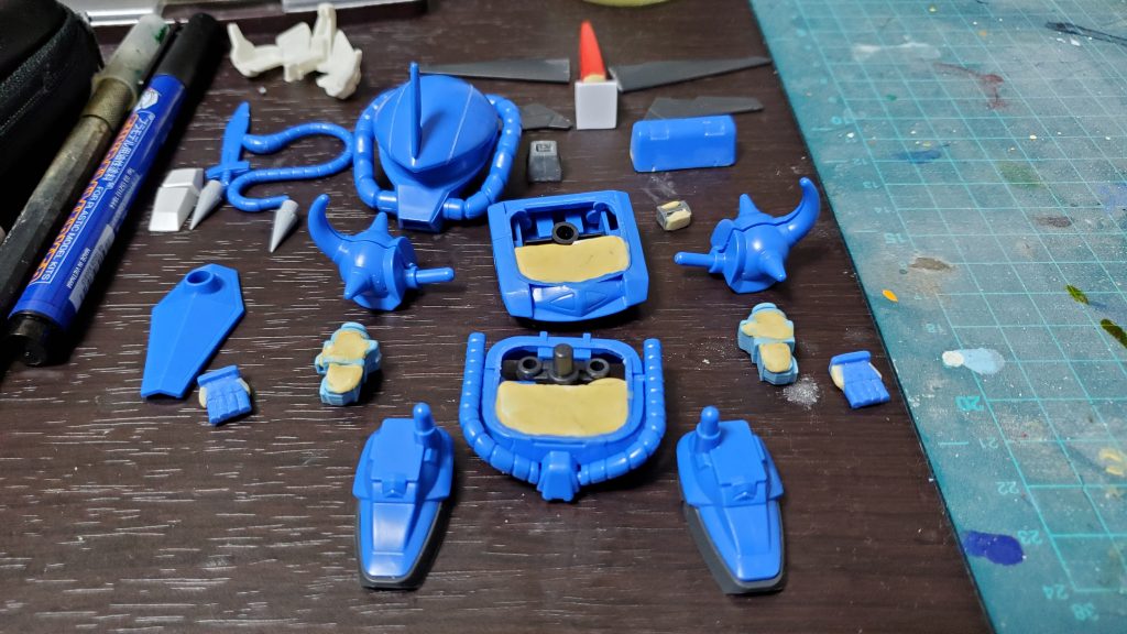 腰の可動については元キットのポリキャップが最初からスイング可能なものが使われていたため、腰部を分割しプラ板とパテで埋めるだけでした。