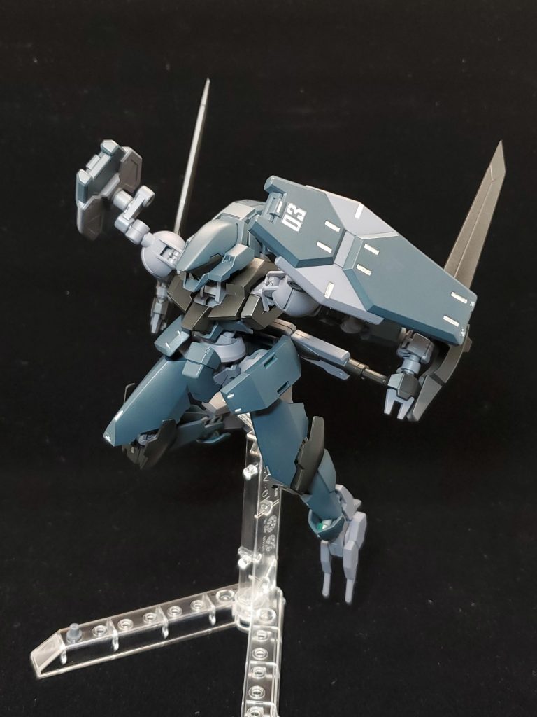 普段は肩にマウントしている大型ブレイドを逆手でツインパイルの杭は3mm接続なのでジャンクパーツから刃を持ってきました。