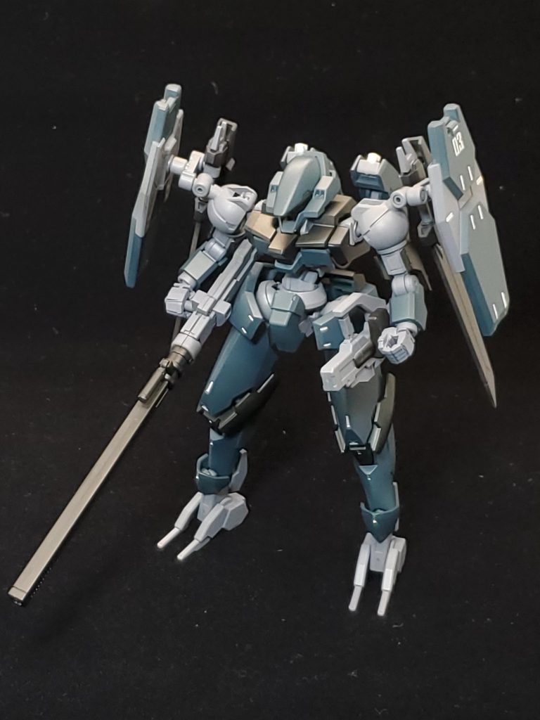 フロントビュー黒と灰色の部分は黒サフ、メカサフで塗ってます。