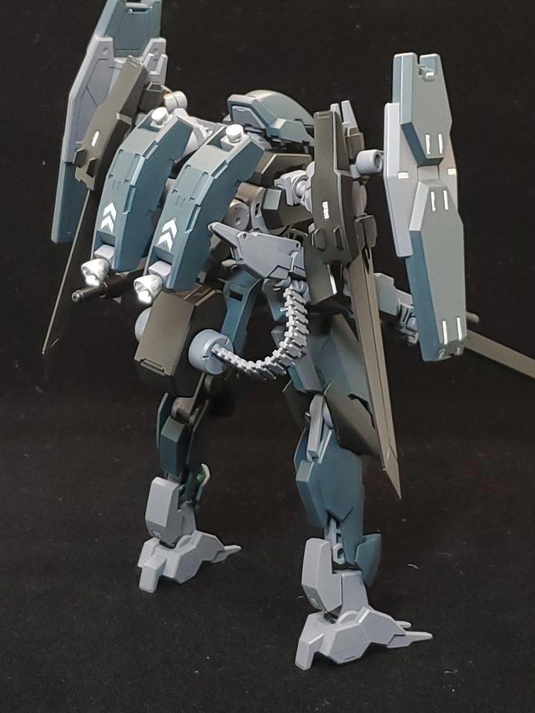 リアビューバックパックのマーキングシールはジオン系の階級マークの一部を切り貼りしています。