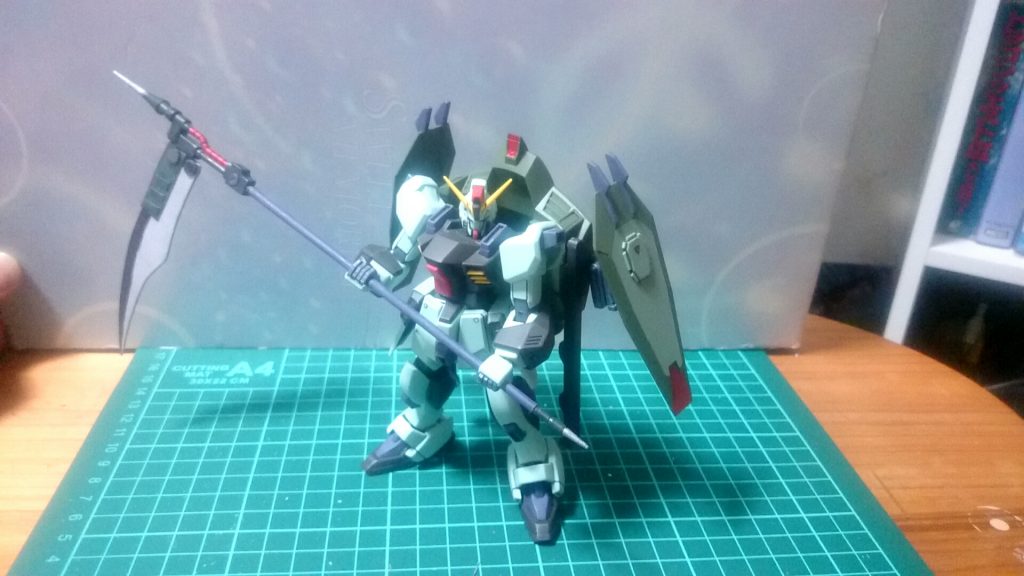 柄の部分も3mmプラ棒で元の長さの3倍くらい長くしました。アニメではめっちゃでかくて長かったですよね。