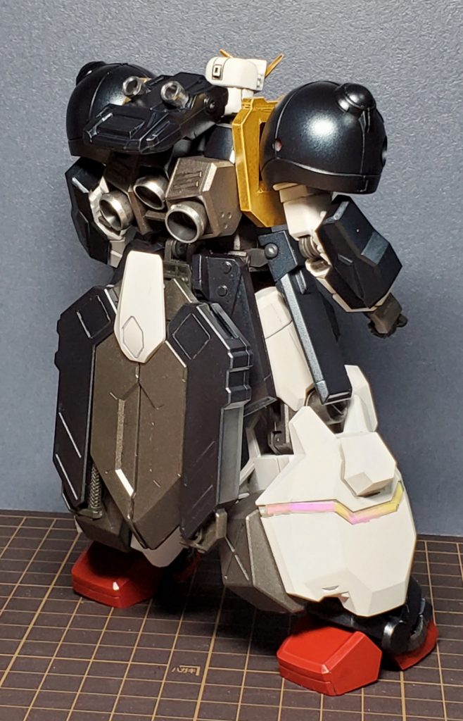 コアファイターは追いやられた結果、エヴァのエントリープラグの様なドッキングイメージという解釈に。足は接地力確保の意味もあってボルトとグスタフを合わせました。鉄血の武器を取り入れたくて、リアスカートに採用。